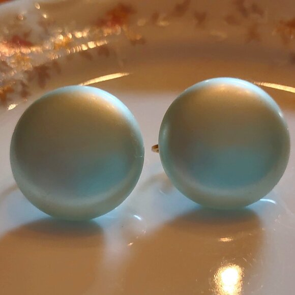 VTG Marvella Button Style Light Blue Big Pearl Gold Tone Clip On Earrings - Picture 1 of 6